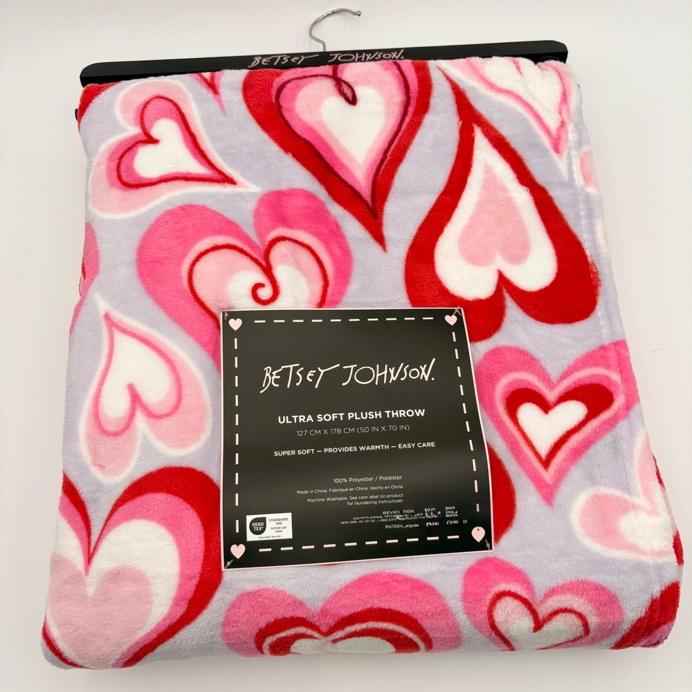 Betsey Johnson Ultra Soft Throw Blanket Groovy Hearts Red Pink Gray Valentine - Picture 5 of 5